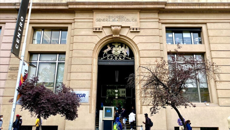 Tesorería inicia embargos de bienes raíces a deudores del CAE: Se comenzó en Antofagasta, La Araucanía y Los Lagos