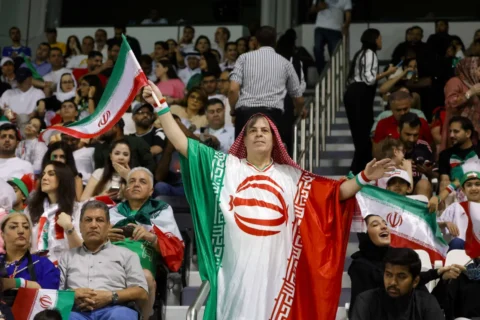 Aficionados iraníes atienden un partido por eliminatorias entre Irán y Qatar, una imagen que puede no repetirse durante el Mundial 2026. Karim Jaafar/AFP vía Getty Images