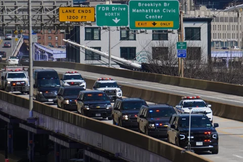 Una caravana que transporta a Nicolás Maduro y a Cilia Flores abandona Manhattan tras una audiencia en una corte federal de Nueva York el 26 de marzo. Ambos permanecen detenidos mientras enfrentan cargos de narcotráfico, lavado de dinero y corrupción en Estados Unidos. Ryan Murphy/Getty Images North America/Getty Images