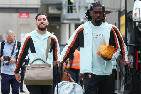 Haaland no es la única estrella del fútbol con predilección por los bolsos de lujo. El delantero francés Rayan Cherki y el centrocampista Manu Kone lucieron piezas muy codiciadas a su llegada a la Copa Mundial de la FIFA en Estados Unidos. Franck Fife/AFP/Getty Images