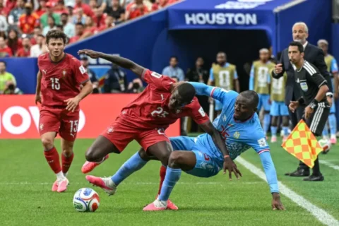 Nuno Mendes (centro) de Portugal es desafiado por Edo Kayembe de la República Democrática del Congo. Ronaldo Schemidt/AFP/Getty Images
