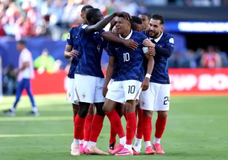 Kylian Mbappé celebra con sus compañeros de la selección francesa tras marcar un gol contra Senegal. Dan Mullan/Getty Images