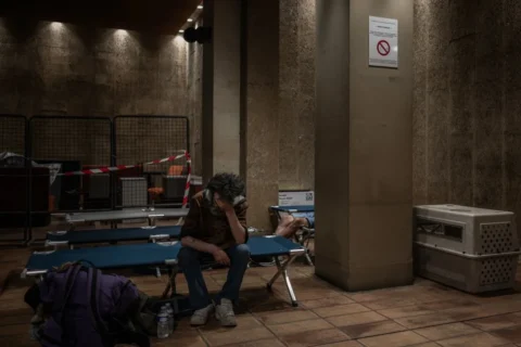 Un hombre se sienta en una cama plegable en un centro de ayuda de emergencia habilitado por la ciudad de Burdeos para paliar la ola de calor que azota Francia, el 22 de junio de 2026. Philippe Lopez/AFP/Getty Images