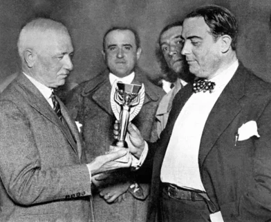 El trofeo Jules Rimet, mucho más pequeño, fue robado en Brasil y nunca pudo ser hallado. STAFF/OFF/AFP vía Getty Images