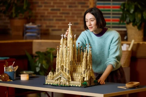 El modelo mide 62 centímetros de altura. LEGO