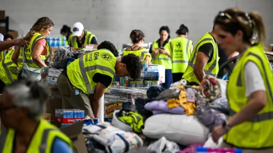 Equipos de rescate y ayuda humanitaria de países vecinos de Latinoamérica y otras partes comienzan a llegar a Venezuela tras terremotos
