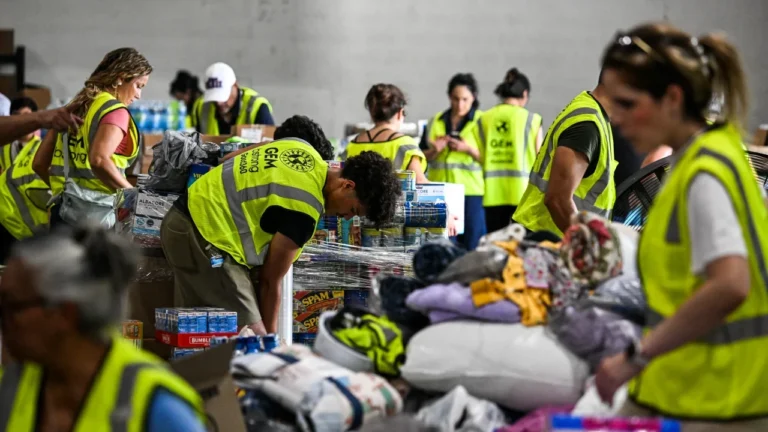 Equipos de rescate y ayuda humanitaria de países vecinos de Latinoamérica y otras partes comienzan a llegar a Venezuela tras terremotos