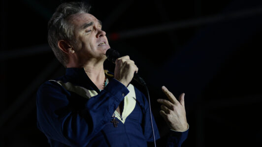 Morrissey eleva su batalla legal por suplantación y señala a nueve personas detrás del “peor caso de fraude de identidad en línea”