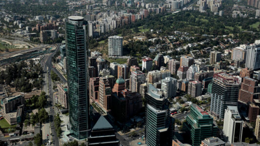 OCDE ajusta sus proyecciones y prevé que Chile crecerá por debajo del 2% en 2026 por costos energéticos y ajuste fiscal