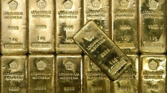 Oro profundiza su caída tras nuevos ataques en Medio Oriente y cae a mínimos de este 2026