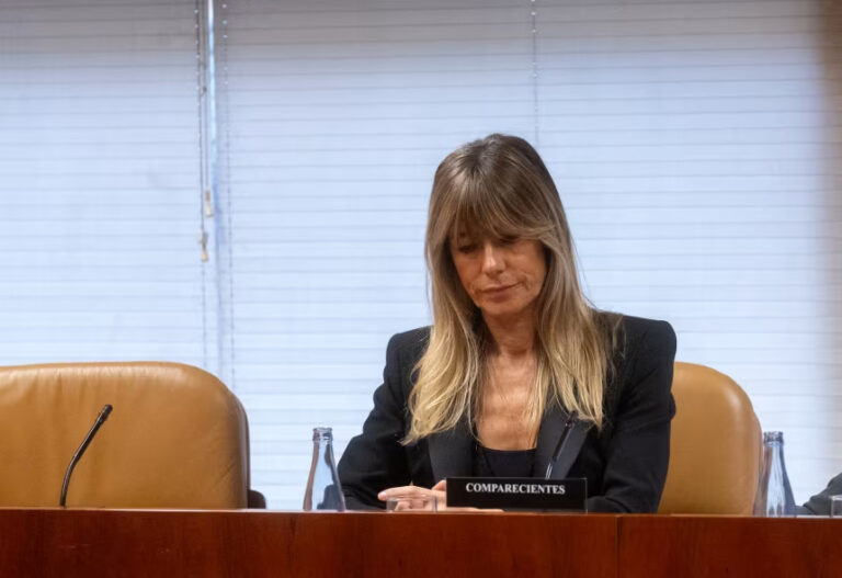 Pedro Sánchez enfrenta su momento más crítico: Su esposa queda con arraigo nacional por investigación de corrucpción
