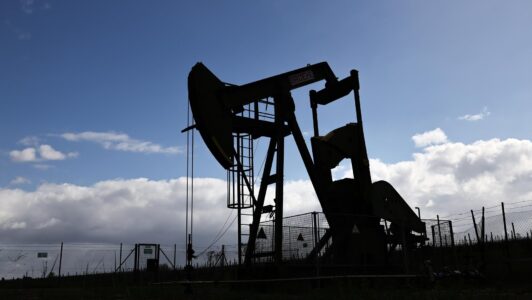 Petróleo retrocede con fuerza hasta sus mínimos en tres meses en US$ 80 luego de que EE.UU. e Irán confirmaran la apertura del estrecho de Ormuz