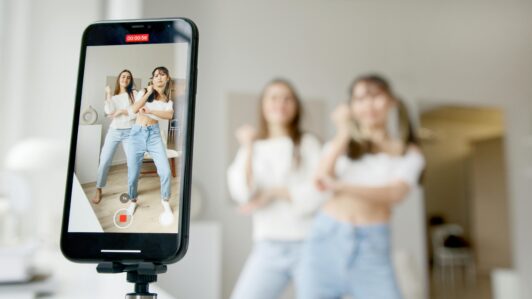 Experta advierte del peligro de los retos virales: Revisa sus consejos para familias