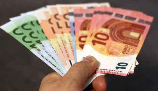Diputados húngaros aprueban rebaja del 40% en sus sueldos: Pasarán de 6.135 a 3.680 euros brutos