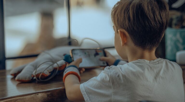 Veto digital en Reino Unido: YouTube asegura que empujará a los menores a redes sociales 