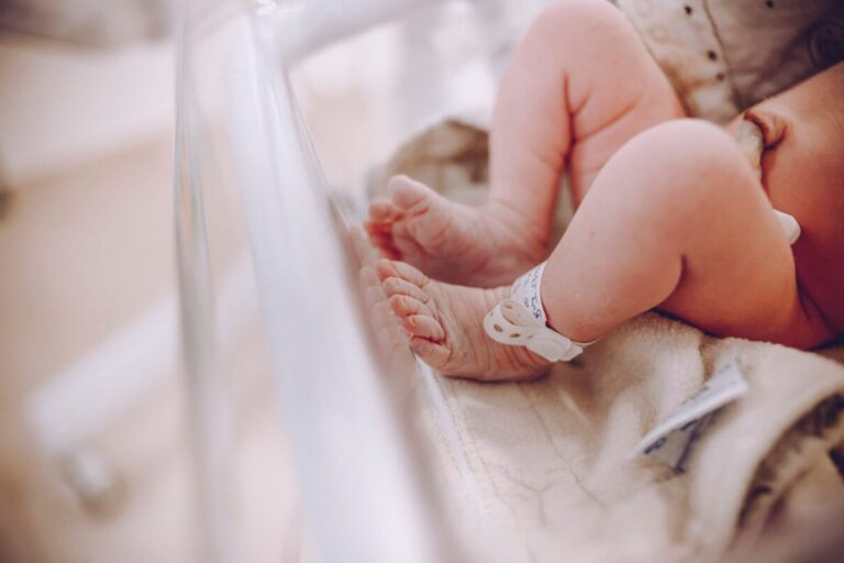 ¿Por qué los chilenos ya no tienen hijos? Experto analiza la baja natalidad en Chile