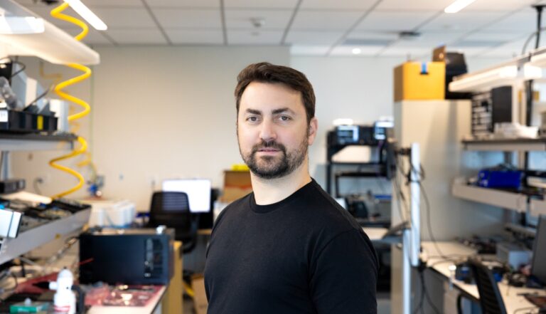 El cerebro detrás de la IA: Ron Diamant, el experto de Amazon que revela cómo se fabrican los chips que dan vida a ChatGPT y Claude