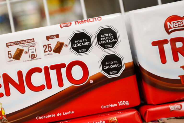 A una década de la Ley de Etiquetado: Así cambiaron los hábitos alimenticios de los chilenos con los sellos negros