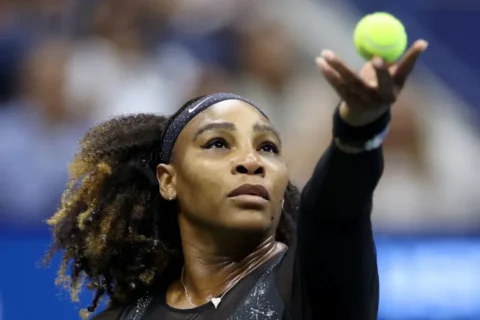 Williams sirve contra Ajla Tomljanović durante el US Open de 2022. Al Bello/Getty Images