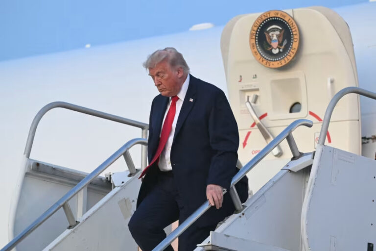 Juez federal anula el cobro de $100.000 que Trump impuso a l