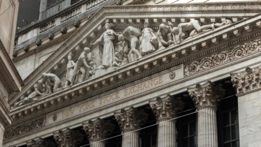 Wall Street revierte caídas y cierra con alzas por sobre 2,5% tras anuncio de cese de ataques en Irán