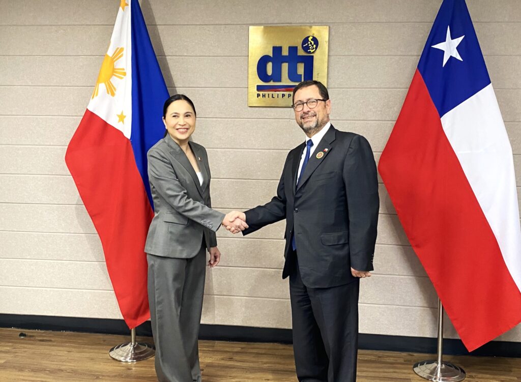 Chile avanza en Asia: Es el primer país latinoamericano que logra acuerdo comercial con Filipinas y busca abrir mercado en Bangladesh con TLC