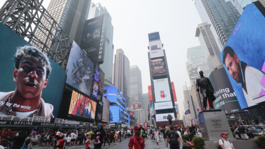 En la previa de la final del Mundial 2026: Carteles luminosos de Messi y Yamal aparecen en Times Square