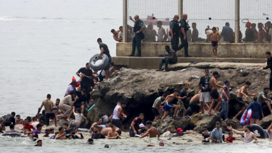 España y Marruecos acuerdan entregar lo antes posible a personas que ingresaron de manera irregular a Ceuta
