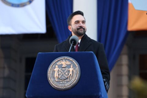 Alcalde de Nueva York celebra la Independencia de EE.UU. con un discurso a favor de la inmigración, en el que critica las políticas de Trump