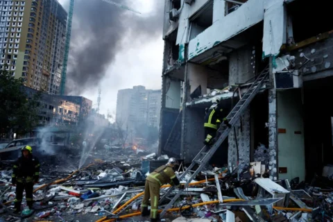 Un rescatista sube por una escalera en el lugar donde se encontraba un edificio de apartamentos dañado tras un ataque ruso en Kyiv, Ucrania, el 6 de julio de 2026. Valentyn Ogirenko/Reuters