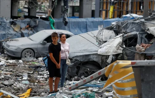 Residentes permanecen entre los escombros de un edificio de apartamentos dañado en Kyiv, Ucrania, el 6 de julio de 2026. Valentyn Ogirenko/Reuters