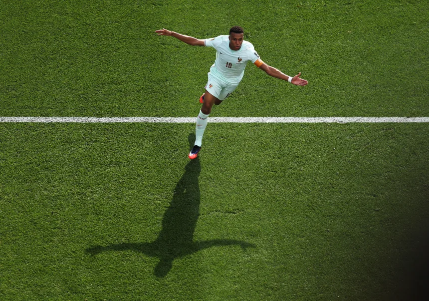 Kylian Mbappé celebra el primer gol de su equipo durante el partido de cuartos de final contra Marruecos la semana pasada. Julian Finney/FIFA/Getty Images