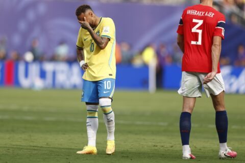 Neymar se lamenta por la eliminación de Brasil al perder ante Noruega en octavos de final del Mundial 2026. EFE/EPA/WILL OLIVER