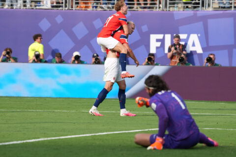 Erling Haaland (abajo) y Andreas Schjelderup, de Noruega, celebran un gol ante Brasil en el estadio MetLife en Nueva Jersey (Estados Unidos). EFE/Ángel Colmenares