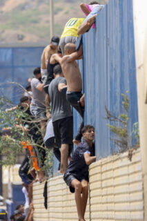 Miles de jóvenes marroquíes llegaron este jueves a la frontera entre Castillejos (Marruecos) y Ceuta para tratar de cruzar la valla que separa las dos ciudades, según pudo comprobar EFE. Cientos de ellos saltaron las vallas de protección, que no estaban custodiadas en ese momento por policías, y accedieron a Ceuta. EFE/Reduan Dris