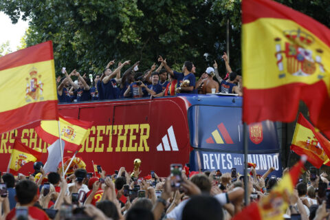 Los jugadores de la selección española a su paso por la calle Princesa de Madrid durante la celebración tras proclamarse ayer campeones del mundo al derrotar en la final a Argentina. EFE/ Ballesteros