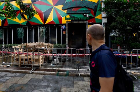Un peatón pasa junto a un pub que fue escenario de un incendio fatal en Bangkok. Al menos 27 personas murieron después de que el fuego arrasara el local, según el primer ministro tailandés, Anutin Charnvirakul. EFE/EPA/RUNGROJ YONGRIT