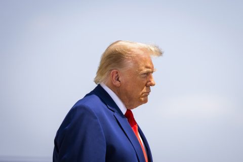 Presidente Trump bromea de nuevo con presentarse a las elecciones de 2028: Constitución se lo impide