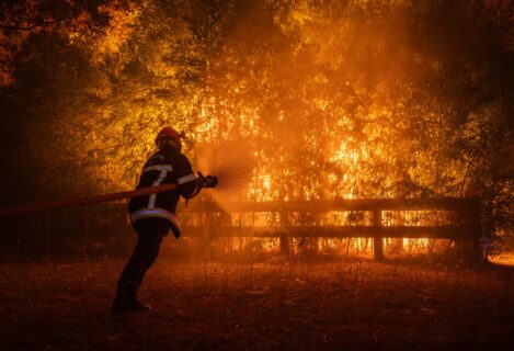 El fuego no da tregua en Francia: Incendios arrasan más de 42.000 hectáreas y fuerzan la evacuación de 220.000 personas