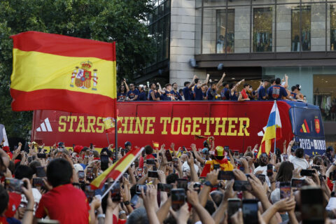 Con Borja Iglesias como DJ, banderas, pancartas y más de 120 mil aficionados: Los campeones del mundo recorren Madrid