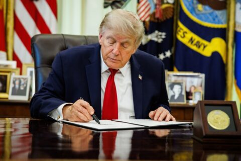 Trump asegura que China intenta 