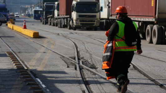 INE: La mitad de los trabajadores percibió ingresos menores o iguales a $680 mil durante 2025