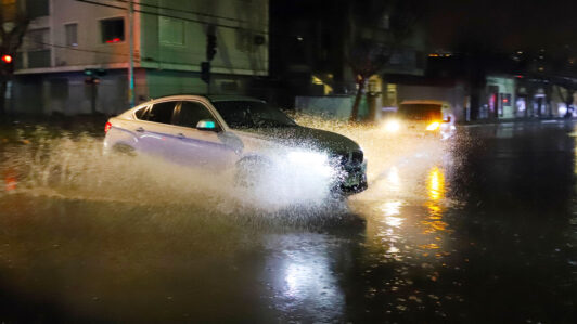 Ante las lluvias proyectadas: ¿A qué multas se exponen los automovilistas por mojar a un peatón?