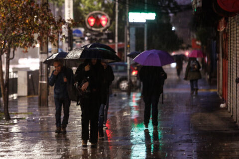 Temporal en Santiago: Confirman la semana de lluvias más inestable de este invierno con más de 70 mm de precipitaciones entre jueves y viernes