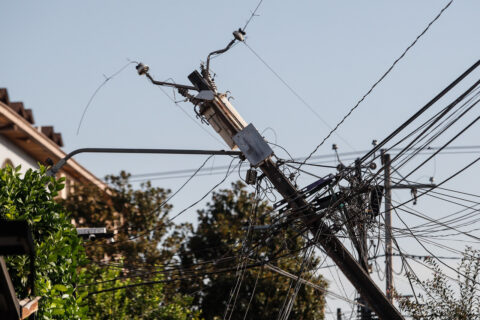 Peatón murió electrocutado en la vía pública: SEC formula cargos contra Municipalidad de Cerro Navia por fallecimiento en medio del temporal