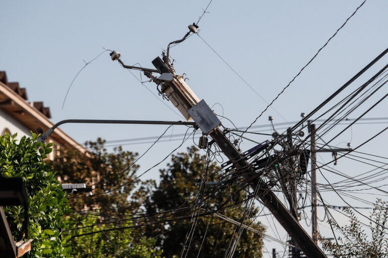 Peatón murió electrocutado en la vía pública: SEC formula cargos contra Municipalidad de Cerro Navia por fallecimiento en medio del temporal