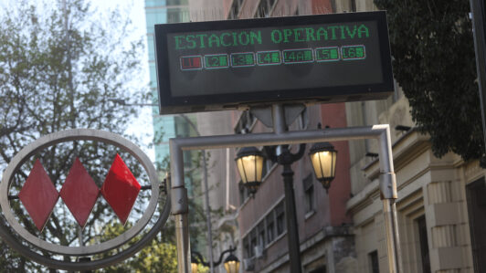 Metro de Santiago informa cierre de estaciones en Línea 1 por presencia de una persona en la vía