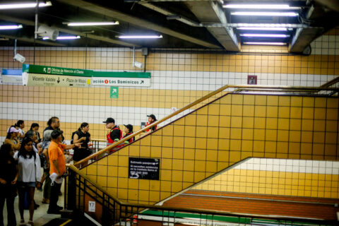 Metro de Santiago: Cierran accesos en Baquedano por disturbios en el exterior