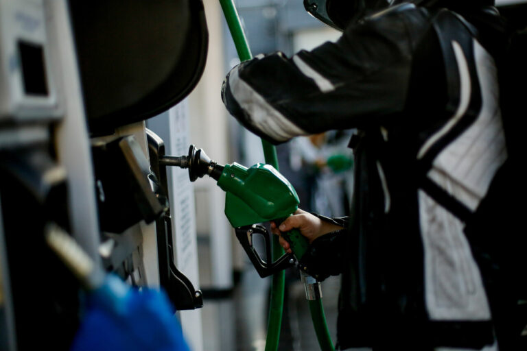 ¿Por qué la gasolina no baja al mismo ritmo que el petróleo? Experta explica las razones