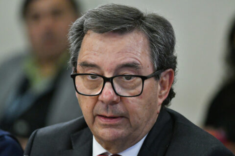 Barros responde por viaje a Hawái durante la emergencia: “No había diferencia con el ministro presente o ausente”